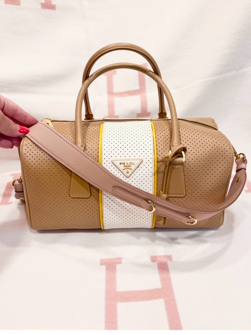 PRADA⭐️Vitello Daino Tan and White Perforated Leather Large Prada Barrel Hobo!⭐️ - Picture 14 of 16